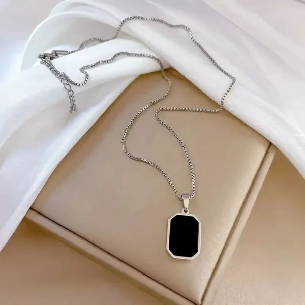 ⁦قلادة مربعة عصرية للنساء بتصميم كوري، هندسية سوداء مع سلسلة ذهبية أنيقة، مثالية للحفلات والهدايا.⁩ - الصورة ⁦5⁩