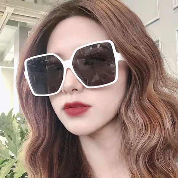 ⁦نظارات شمسية نسائية كبيرة الحجم بتصميم أنيق، عدسات متدرجة، حماية UV400، من علامة تجارية مصممة.⁩ - الصورة ⁦3⁩