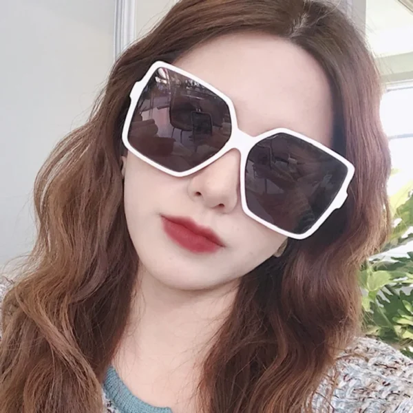 ⁦نظارات شمسية نسائية كبيرة الحجم بتصميم أنيق، عدسات متدرجة، حماية UV400، من علامة تجارية مصممة.⁩ - الصورة ⁦2⁩